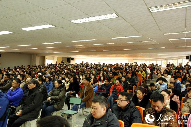 家长们聚精会神听专家讲课.jpg