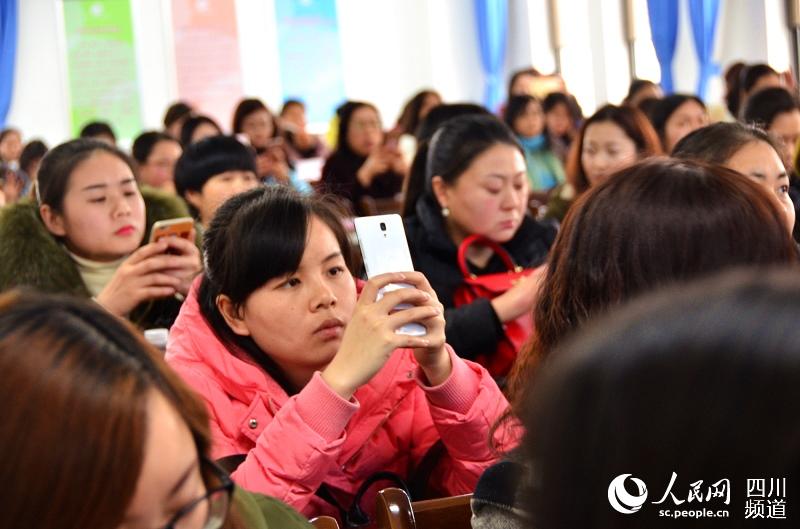 一位家长用手机记录专家的教学过程。.jpg