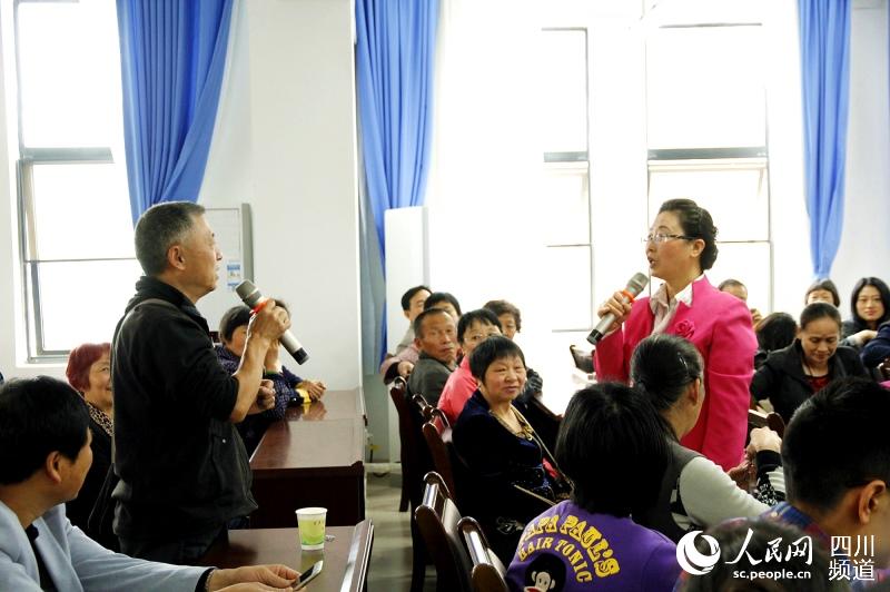 参加学习的家长（左）在课堂上向专家寻求教育孩子的方法。.jpg