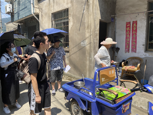 宁波大学学生社会实践项目团队走进北仑区春晓街道慈岙村开展居家养老调研.jpg