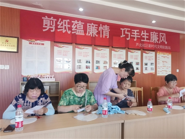 红色剪纸寄初心 清风画扇倡廉洁.jpg