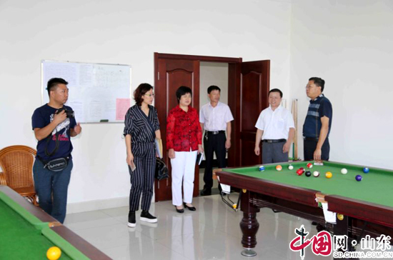 考察团在会议室座谈交流.jpg