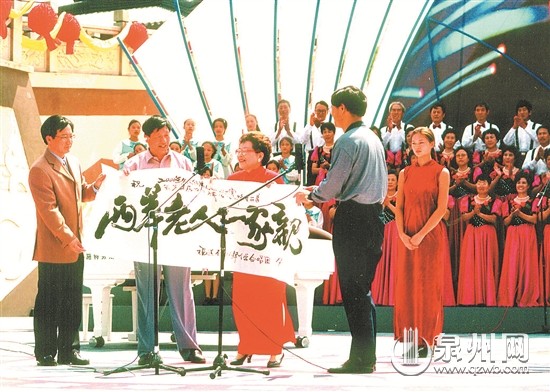 台湾师大龚书绵教授慕名来到泉州老年大学求学.jpg