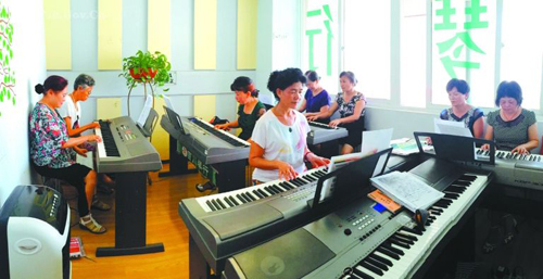 社区居民在参加电子琴培训学习。.jpg