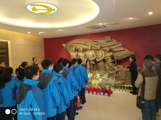 讲解员为大家介绍成都五大英雄人物.jpg