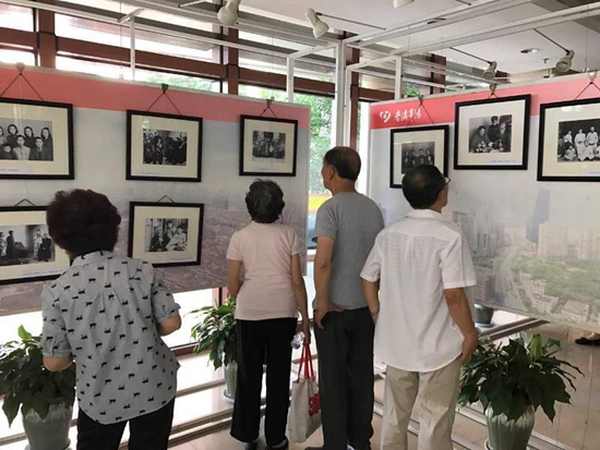 居民们参观摄影展.jpg