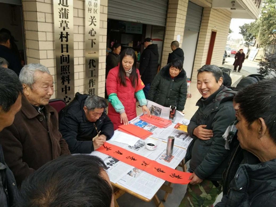 社区能人写春联，送祝福.jpg