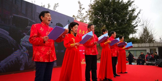 社区文艺学习型团队表演唱《十九大精神进我家》.jpg