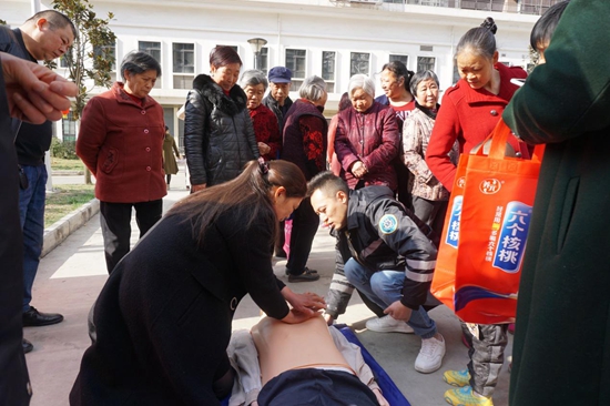 社区居民在老师的指导下参与心肺复苏培训.jpg