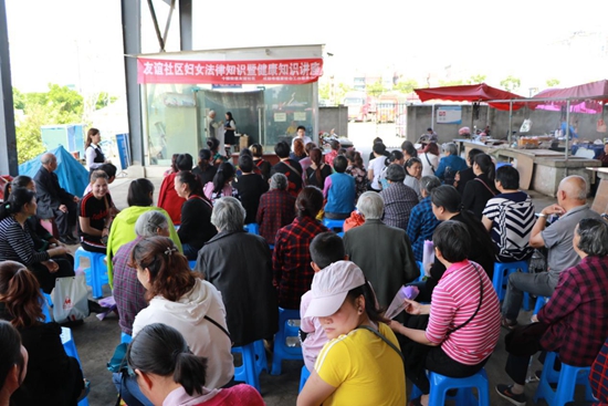 社区法律顾问为社区妇女宣讲法律知识.jpg