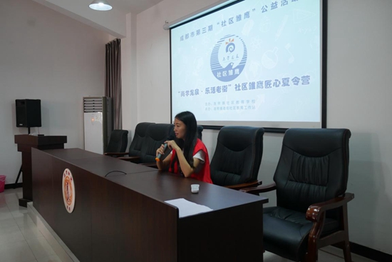 社区教育志愿者给大家做安全教育.jpg