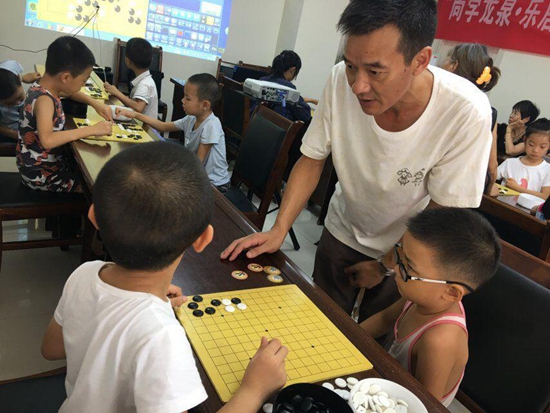 余老师指导孩子们操作棋盘.jpg