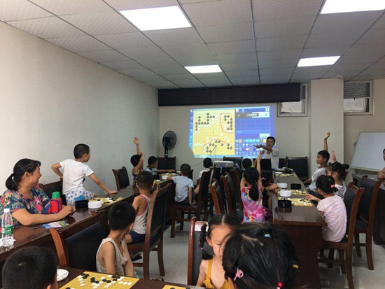 孩子们积极举手回答老师问题.jpg