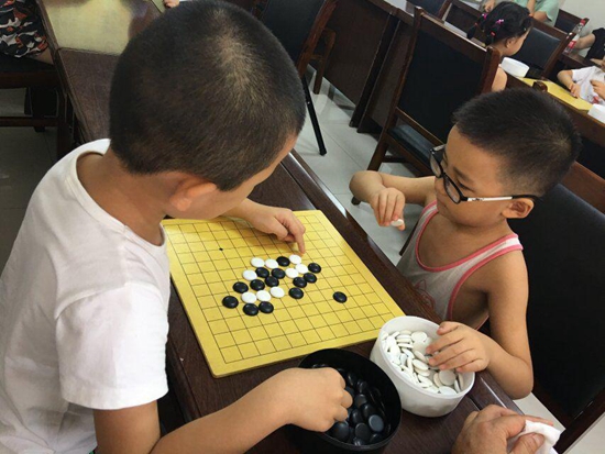 孩子们认真操作棋盘.jpg