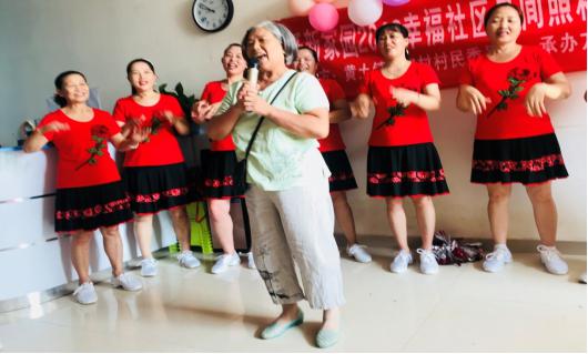 社区学习团队成员展示学习成果.jpg