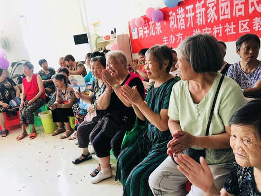 高兴的老人们_副本.jpg