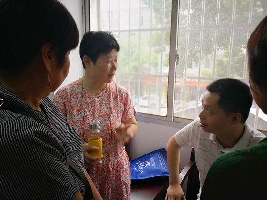 万华医生为居民答疑.jpg