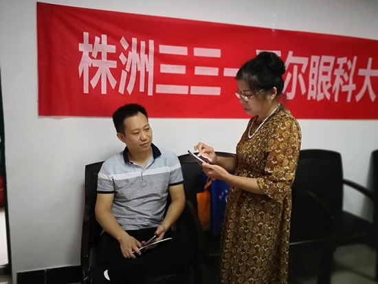 张宇医生为居民答疑.jpg