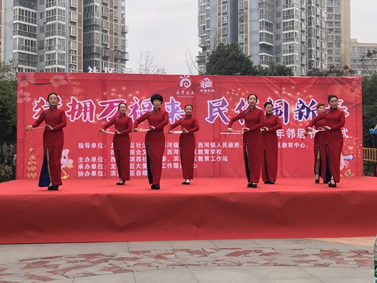 学习型团队自编、自导、自演的时装秀.jpg