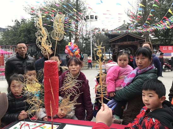 有“尚学龙泉”字样的糖画.jpg