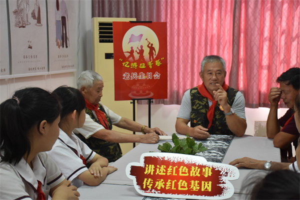 北仑区春晓三山村：“银发”牵手“红领巾” 生日会中忆青春.jpg