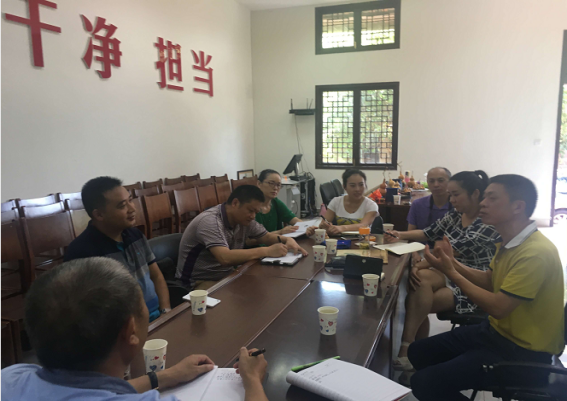 区社教中心副主任钟南聪向茶店镇领导介绍丽阳实践经验.png