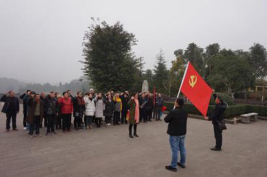 全体党员重温入党誓词.jpg