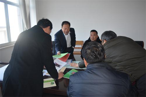 皇华社区学院给五莲联盟单位带来了自己开发的校本教材及大型活动材料.jpg