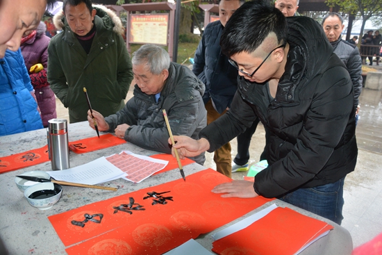 书法家写春联.jpg