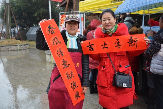 群众展示春联.jpg