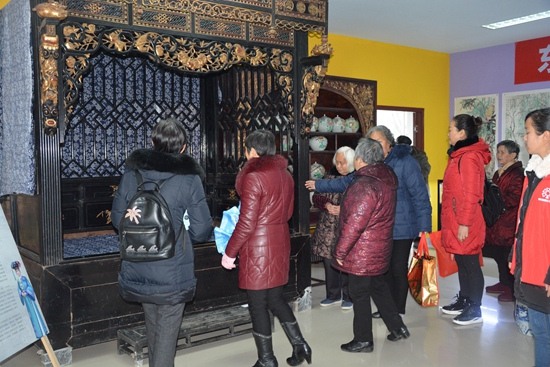 群众参观东客西河乡愁记忆展.jpg