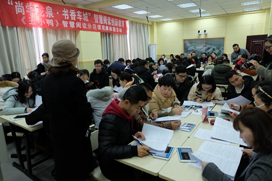 学员们积极投入学习中.jpg