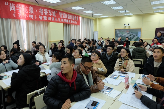 学员们积极交流、认真听讲.jpg