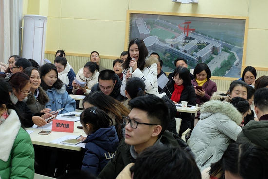 学员们积极交流、认真听讲2.jpg