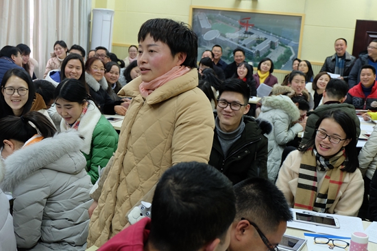 课堂上大家分享喜悦.jpg