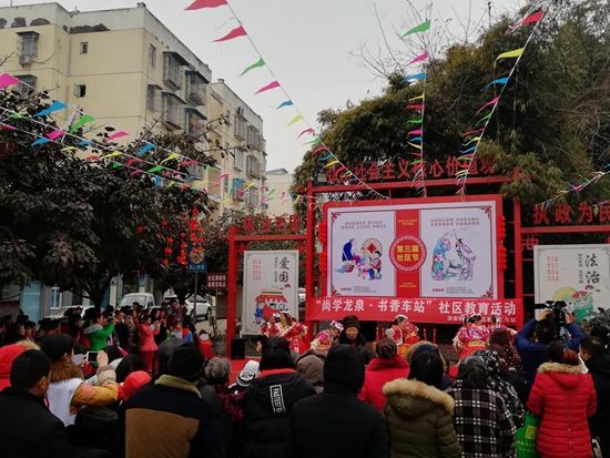 活动现场，群众热情高涨.jpg