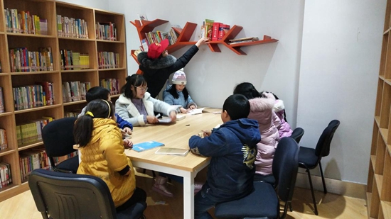 孩子们认真读自己喜爱的书籍.jpg