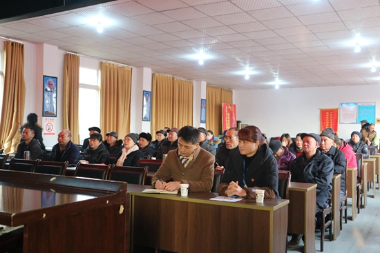 党员干部认真学习做笔记.jpg