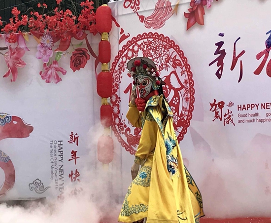 社区学习型文艺团队表演川剧变脸.jpg