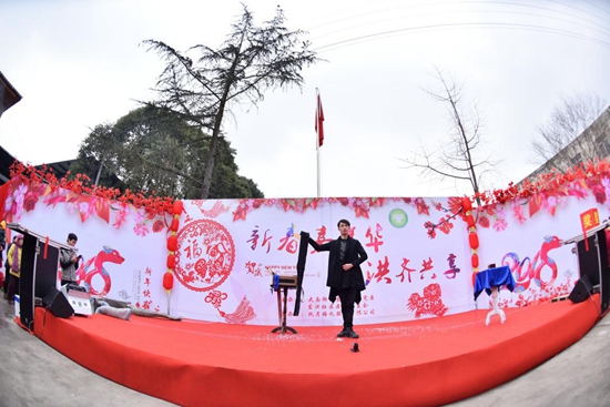 社区学习型文艺团队表演魔术.jpg