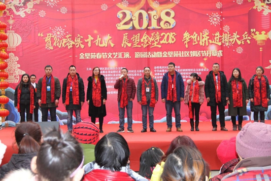 全体工作人员向居民致以节日的问候.jpg