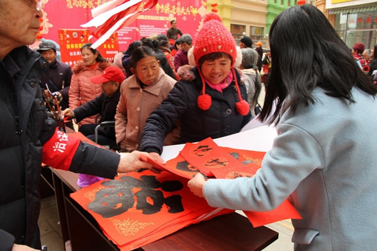 一副副饱含着真心祝福和喜气的春联.jpg