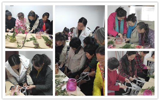认真学习的居民们.jpg