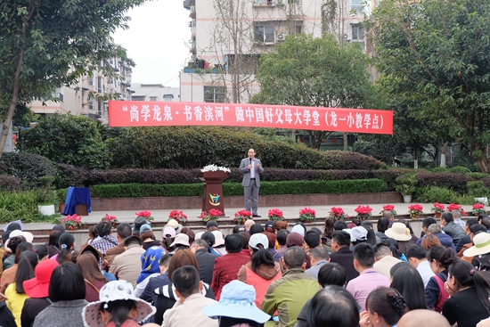 活动现场座无虚席.jpg