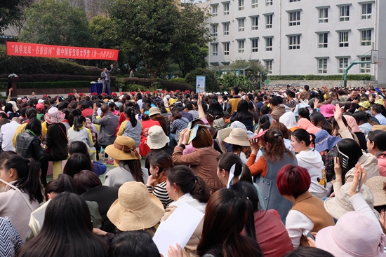 互动过程中，家长朋友积极提问.jpg