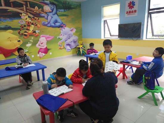 老师亲自指导围棋知识.jpg