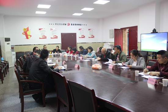 龙泉驿区社区教育中心为简阳市社区教育中心赠送学习资料.jpg