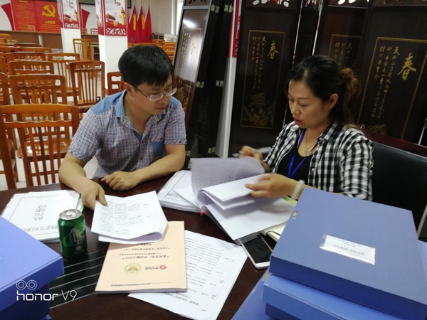 陈部长检查“最成都 市民课堂”档案资料并提出建议_副本.jpg