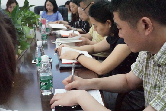 团队成员学习过程中.jpg