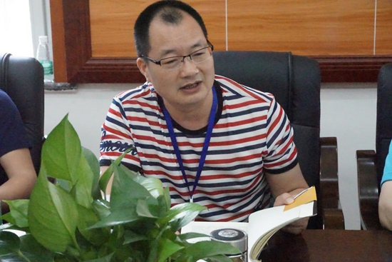 保平社区教育工作站负责人深度汇谈中积极发言.jpg